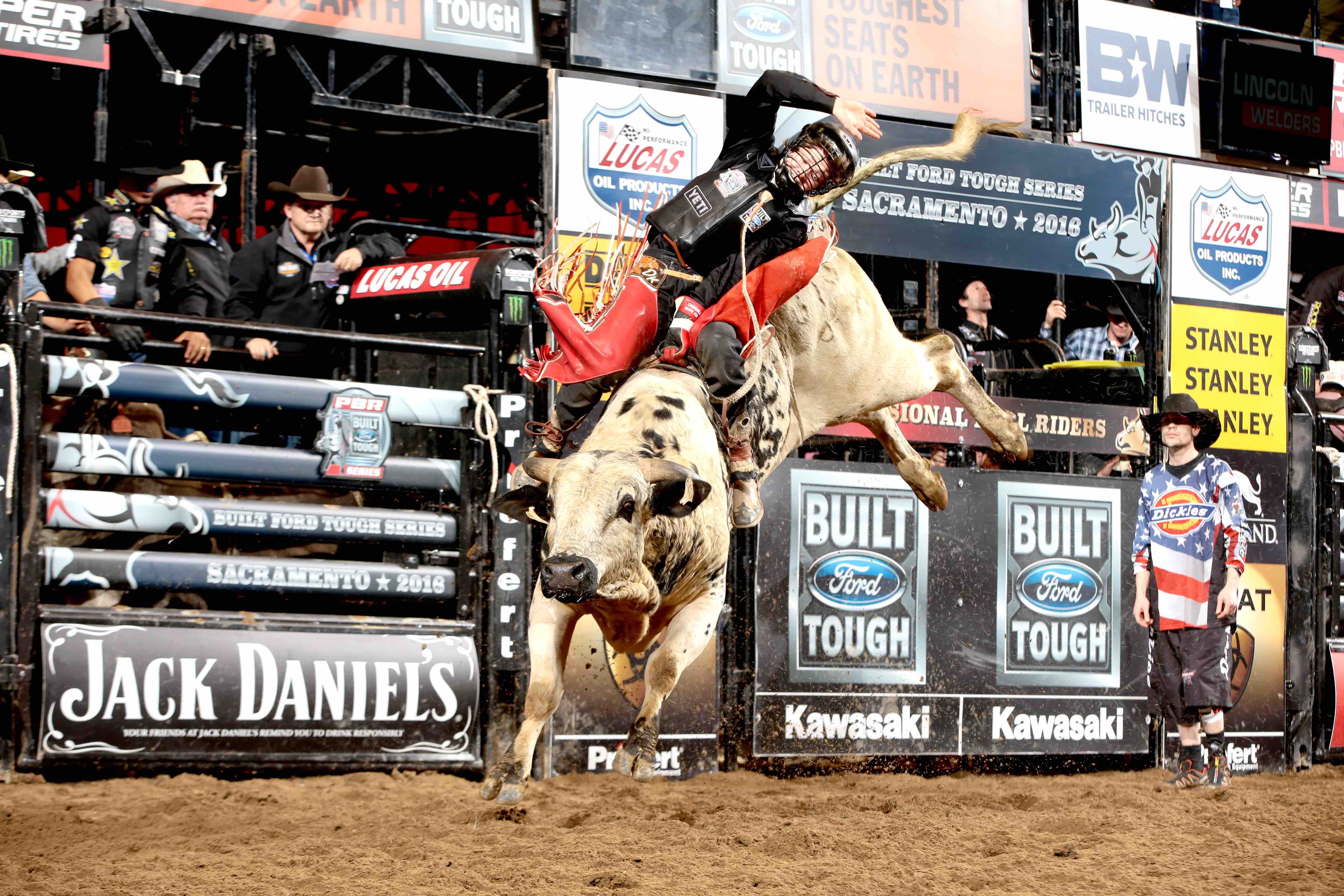 Close championship race forecast for PBR World Finals in Las Vegas