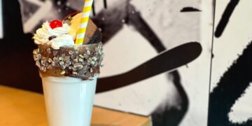 A la Carte: Blindside Burger takes smash burgers, shakes to the extreme