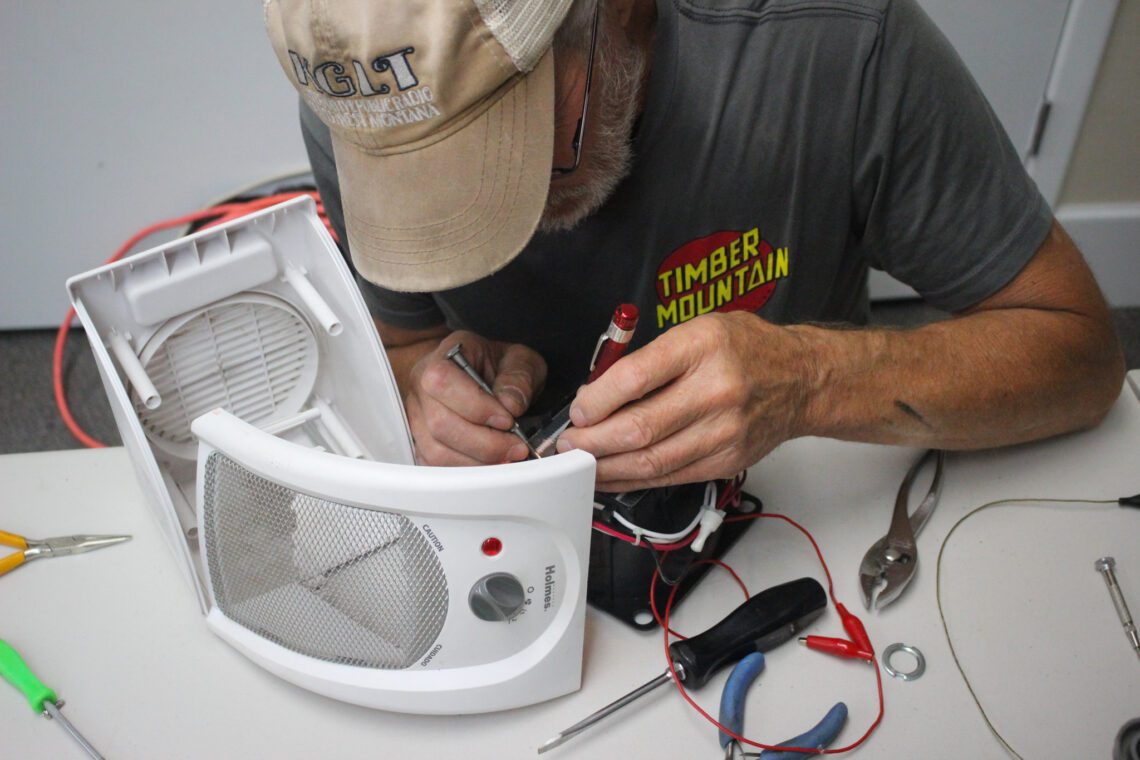 Local experts repair household items at Belgrade fix-it clinic