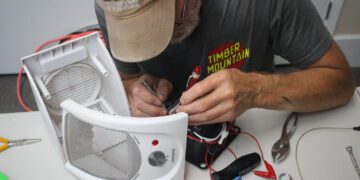 Local experts repair household items at Belgrade fix-it clinic