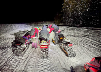 Search and rescue volunteers aid snowmobilers stuck on Buck Ridge 