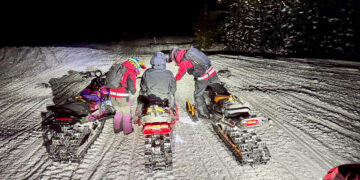 Search and rescue volunteers aid snowmobilers stuck on Buck Ridge 
