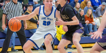 Grabow dunks in final home game as Big Horns celebrate four seniors 